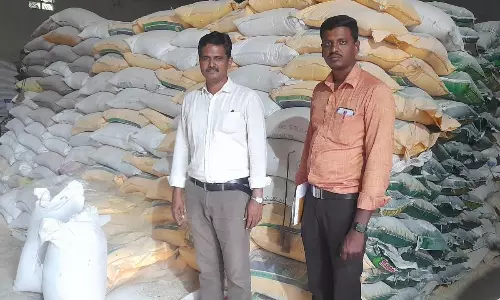 கோழிப்பண்ணையில் பதுக்கிய 2½ டன் ரேசன் அரிசி பறிமுதல்- உரிமையாளர் மீது வழக்குப்பதிவு