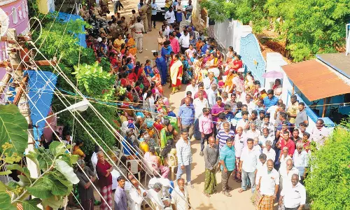 செல்போன் டவர் அமைக்க எதிர்ப்பு தெரிவித்து பொதுமக்கள் மீண்டும் போராட்டம்: போலீஸ் குவிப்பு-பதட்டம்