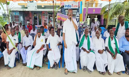 செஞ்சி அருகே கரும்பு விவசாயிகள் ஆர்ப்பாட்டம்