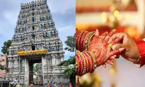 கோனியம்மன் கோவிலில் பூ போட்டு  உத்தரவு கேட்கும் பக்தர்கள்