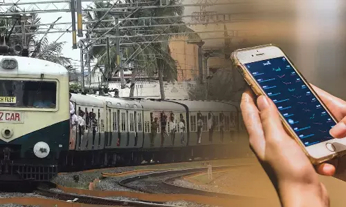 ஓடும் ரெயிலில் வாலிபரை மிரட்டி கூகுள் பே மூலம் பணம் பறிப்பு