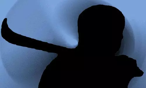 படப்பை அருகே தி.மு.க. பிரமுகருக்கு அரிவாள் வெட்டு