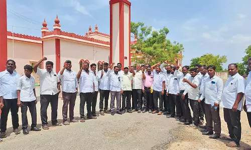 அம்பேத்கர் படம் அகற்றப்பட்டதை கண்டித்து  வக்கீல்கள் ஆர்ப்பாட்டம்