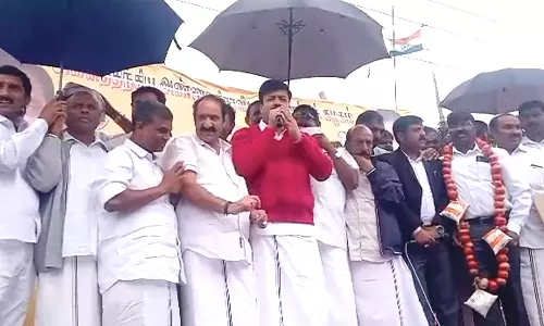 பால் பாக்கெட்டுகளை மாலையாக அணிந்து அ.தி.மு.க.வினர் ஆர்ப்பாட்டம்