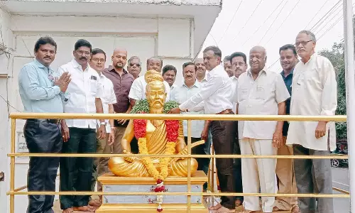 திருவள்ளுவர் சிலைக்கு மாலை அணிவிப்பு