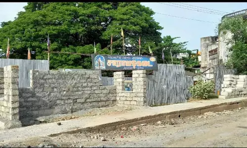 பயணியர் நிழற் குடை  அருகே உள்ள சாராயக்கடையை அகற்ற வேண்டும்