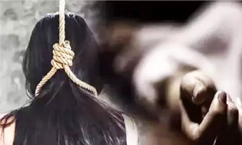 லாட்ஜில் ஆந்திர பெண் தற்கொலை