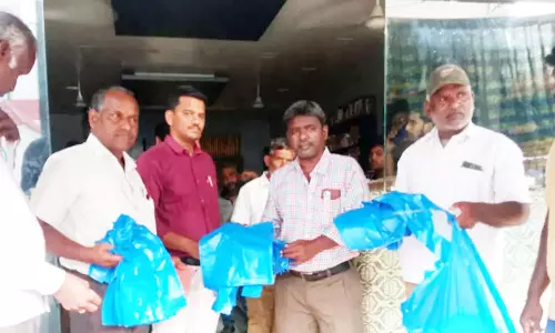 கடைகளில் நகராட்சி அதிகாரிகள் சோதனை