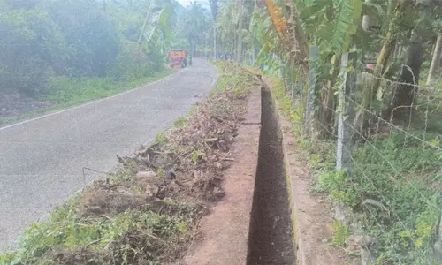 பூலாம்பட்டி பேரூராட்சியில் துரிதமாக தூர்வாரப்பட்ட சாக்கடை கால்வாய்