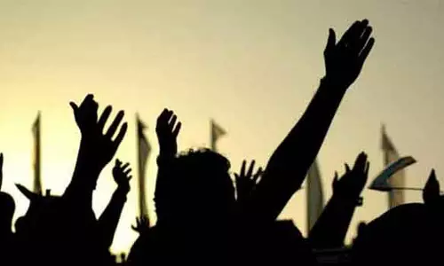 மதுரை யானை மலை மீது ஏறி தொழிலாளர்கள் ஆர்ப்பாட்டம்