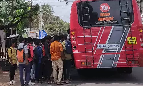 உடுமலையில் பஸ் படிக்கட்டில் கல்லூரி மாணவர்கள் சாகச பயணம்