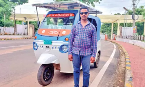 எலெக்ட்ரிக் ஆட்டோவை சோலார் ஆட்டோவாக மாற்றிய டிரைவர்