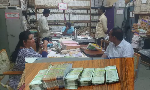 ஓசூர் சார்பதிவாளர் அலுவலகத்தில் 3½ மணி நேரம் நடந்த சோதனையில் ரூ.5 லட்சம் பணம் சிக்கியது
