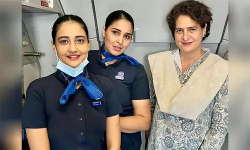 பிரியங்கா காந்தியை கவர்ந்த இண்டிகோ விமான பணிப்பெண்கள்