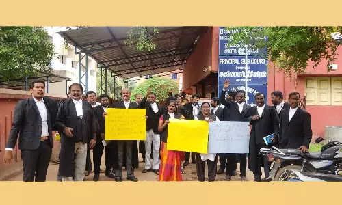 பொன்னேரியில் வழக்கறிஞர்கள் கண்டன ஆர்ப்பாட்டம்