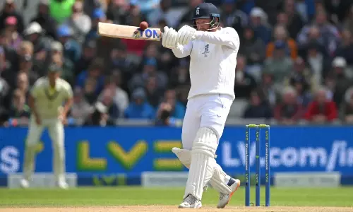 சாக் கிராலே, பேர்ஸ்டோவ், ஜோ ரூட் அசத்தல் - இங்கிலாந்து முதல் இன்னிங்சில் 592 ரன்கள் குவிப்பு