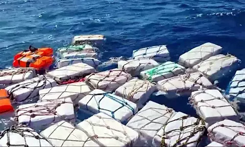 கடலில் மிதந்த 5.3 டன் போதைப் பொருள்: ரூ.7 ஆயிரம் கோடி சரக்கை மடக்கிய இத்தாலிய காவல்துறை