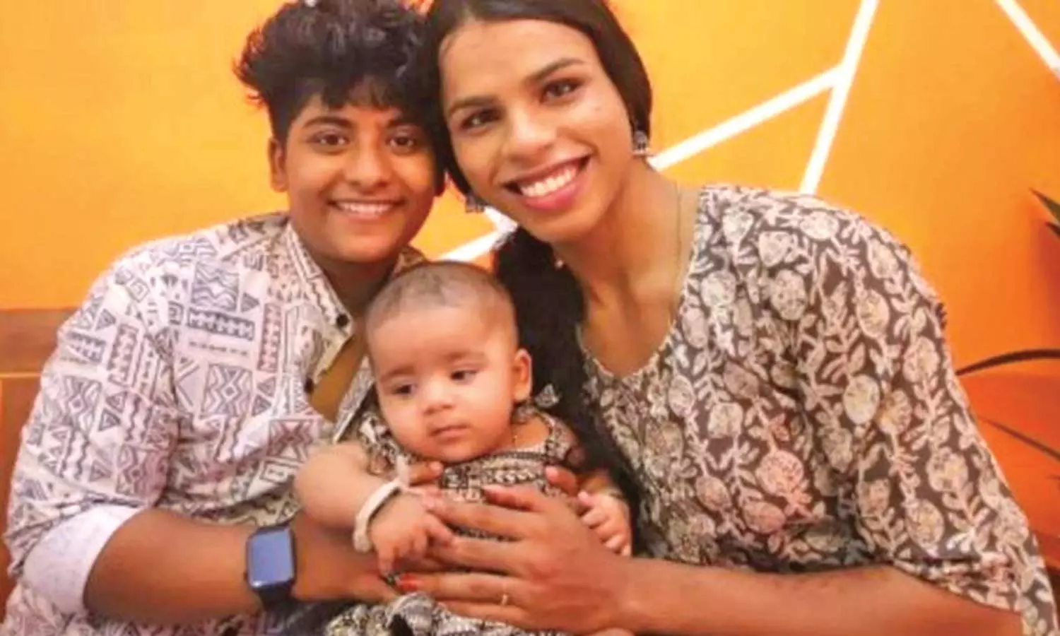 குழந்தையின் பிறப்பு சான்றிதழில் பெற்றோர் என குறிப்பிடவேண்டும்- கேரள திருநங்கை தம்பதி ஐகோர்ட்டில் வழக்கு குழந்தையின் பிறப்பு சான்றிதழில் பெற்றோர் என குறிப்பிடவேண்டும்- கேரள திருநங்கை தம்பதி ஐகோர்ட்டில் வழக்கு