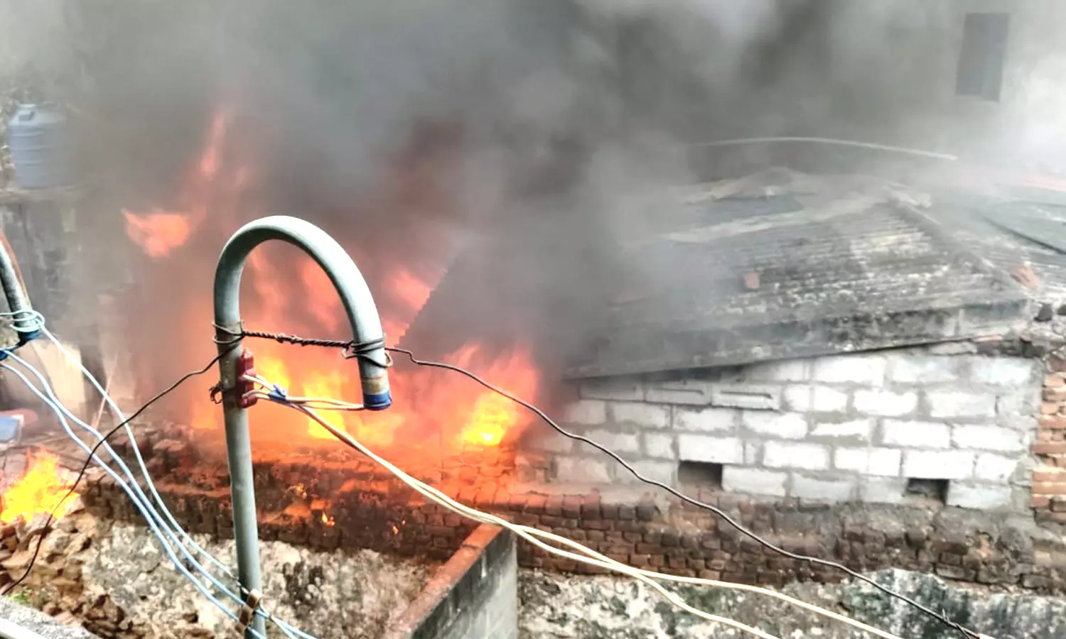 காரமடையில் பழக்கடை குடோனில் தீ விபத்து காரமடையில் பழக்கடை குடோனில் தீ விபத்து