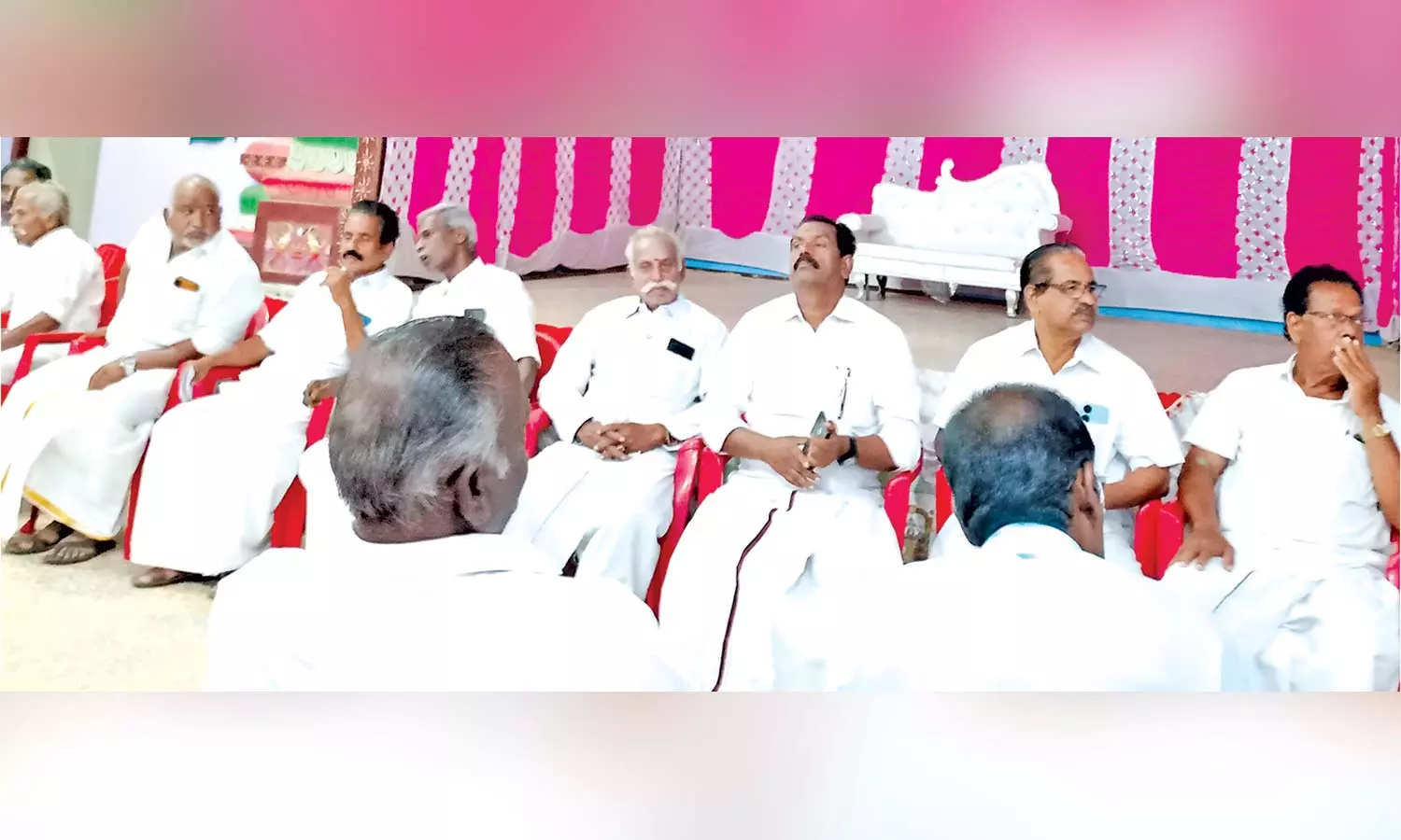 தென்னை விவசாயிகள் ஆலோசனை கூட்டம் கொப்பரை கிலோ ஒன்றுக்கு ரூ.250 விலை நிர்ணயம் செய்ய வேண்டும். தென்னை விவசாயிகள் ஆலோசனை கூட்டம் கொப்பரை கிலோ ஒன்றுக்கு ரூ.250 விலை நிர்ணயம் செய்ய வேண்டும்.