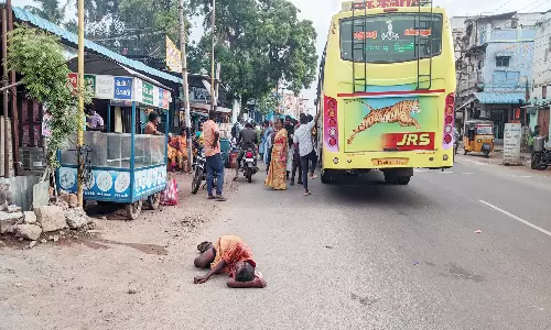 மதுவால் தொடரும் அவலம் சின்னமனூர் சாலைகளில் மயங்கும் குடிமகன்களால் விபத்து அபாயம்