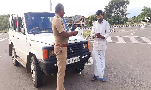 கம்பம் பகுதியில் உரிய ஆவணங்கள் இல்லாத வாகனங்களுக்கு ரூ.42 ஆயிரம் அபராதம்