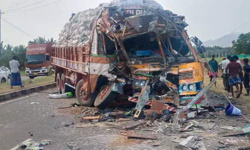 ஒட்டன்சத்திரம் அருகே லாரி மீது அரசு, தனியார் பஸ் மோதி விபத்து- தென்காசி டிரைவர் பலி