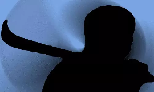 பொதுவழி பிரச்சனையில் கணவன், மனைவி, மகனை அருவாளால் வெட்டிய உறவினர்- போலீசார் விசாரணை