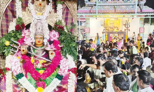 திருப்பூர் அம்மன் கோவிலில் தக்காளி சாதம் வாங்க குவிந்த பக்தர்கள்