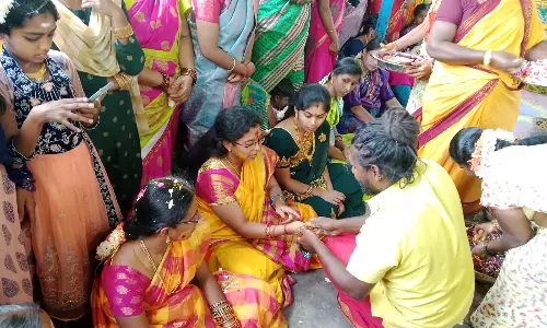 ஆடிப்பூர வழிபாட்டில் பெண்களுக்கு வளையல் அணிவிப்பு