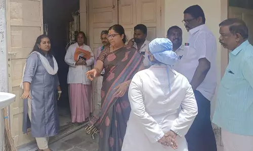 பவானி அரசு மருத்துவமனையில் நகர் மன்ற தலைவர் சிந்தூரி இளங்கோவன் ஆய்வு