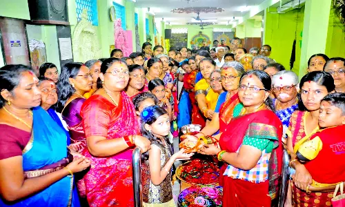 ஆடிப்பூரத்தையொட்டி அம்மன் கோவிலில் பக்தர்கள் கூட்டம் அலைமோதியது