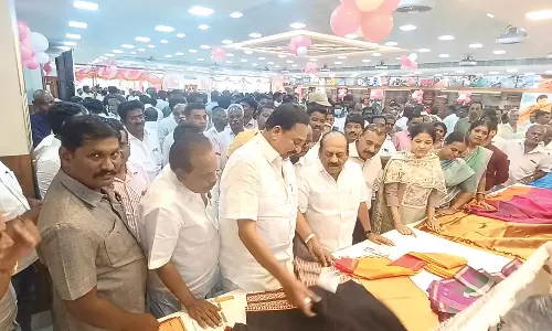 காஞ்சிபுரத்தில் போலி பட்டுகள் குறித்து விழிப்புணர்வு ஏற்படுத்த தெருக்களில் விளம்பர பதாகை- அமைச்சர் காந்தி தகவல்