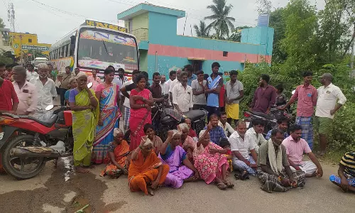 மேல்மலையனூர் அருகே குடியிருப்பு பகுதியில் தனியார் செல்போன் டவர் அமைக்க எதிர்ப்பு: பொது மக்கள் இன்று காலை சாலை மறியல்