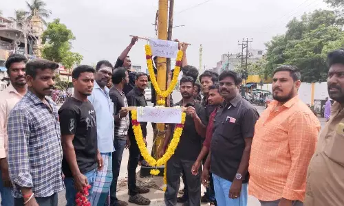 செயல்படாத தானியங்கி சிக்னல் கம்பத்துக்கு மாலை வைத்து அஞ்சலி செலுத்தி போராட்டம்