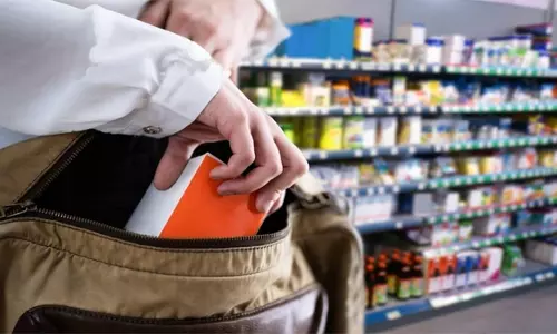 சூப்பர் மார்க்கெட்டில் பொருட்கள் திருடியவர் கைது