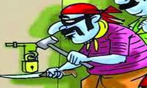 வீட்டின் பூட்டை உடைத்து நகை திருட்டு