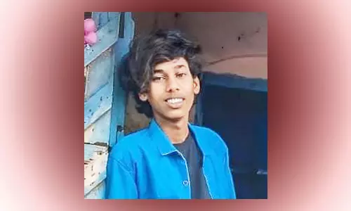 பஸ் படிக்கட்டில் தொங்கிய கல்லூரி மாணவன் சாவு