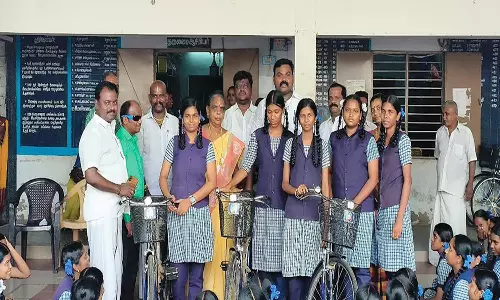 சங்கரன்கோவில் அரசு பள்ளி மாணவிகளுக்கு இலவச சைக்கிள்கள்- ராஜா எம்.எல்.ஏ. வழங்கினார்