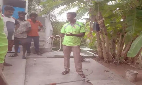 வீட்டில் புகுந்த 10 அடி நீள சாரை பாம்பு