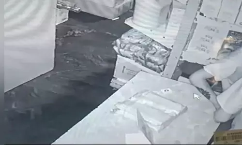 கடையில் புகுந்து செல்போன், பணம் திருடிய சிறுவர்கள்