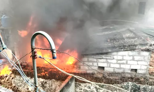 காரமடையில் பழக்கடை குடோனில்  தீ விபத்து