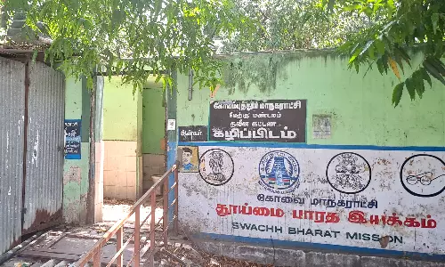 காந்தி பார்க் பஸ் நிறுத்தம் அருகே 5 ஆண்டுகளாக பயன்பாடற்று கிடக்கும் பொதுக்கழிப்பிடம்