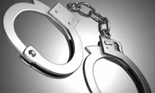 கோவையில் கத்தியை காட்டி மிரட்டி பணம் பறித்த சிறுவன் உள்பட 4 பேர் கைது