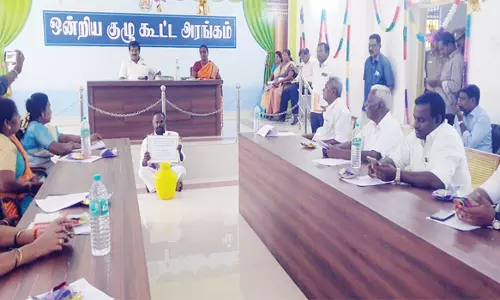 காலி குடத்துடன் தரையில் அமர்ந்து பா.ம.க. கவுன்சிலர் தர்ணா போராட்டம்