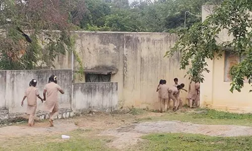 நெரிகம் அரசு பள்ளியில் போதிய கழிப்பறை வசதி இல்லாததால்மாணவ மாணவிகள் அவதி