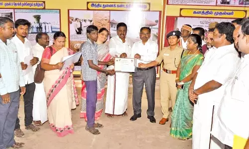 கட்டுரை போட்டியில் வெற்றிபெற்ற அரசு பள்ளி மாணவனுக்கு பாராட்டு