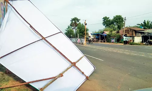 சாலையில் திடீரென சரிந்து விழுந்த பேனர்