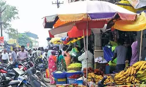நடைபாதை ஆக்கிரமிப்பை அகற்ற கோரி கலெக்டர் அலுவலகத்தை பொதுமக்கள் முற்றுகை