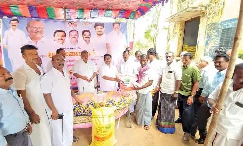 விவசாயிகளுக்கு வேளாண் இடுபொருட்கள் வழங்கல்